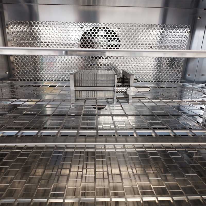 試驗(yàn)片安裝在試驗(yàn)架后垂直放入烘箱